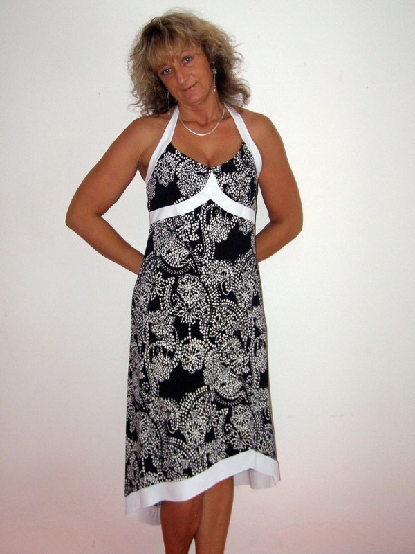 Černo bílé letní šaty za krk 0106 Andrea Martiny 42