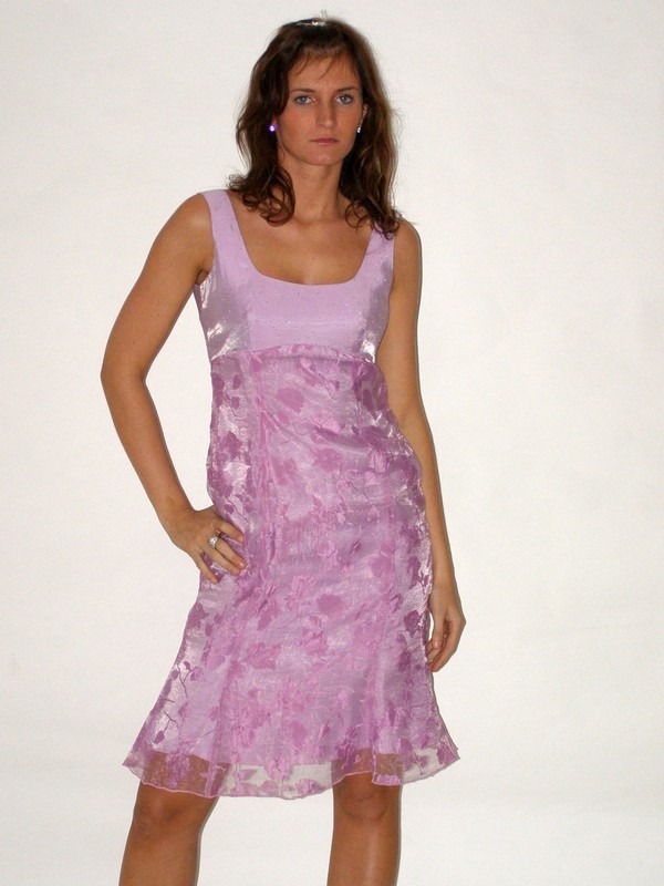 Fialové společenské saténové šaty se sedýlkem 36